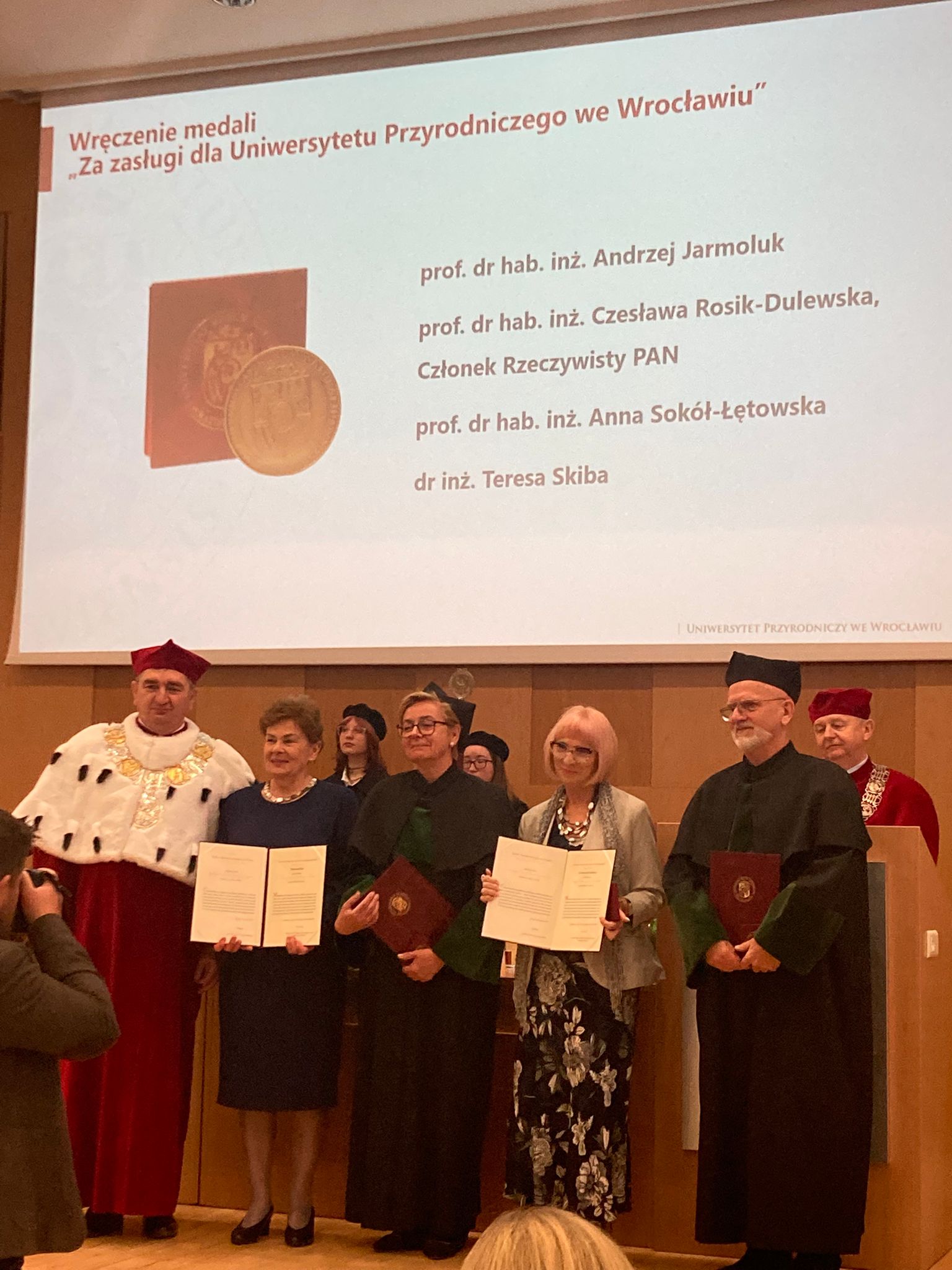 Profesor Czesława Rosik-Dulewska uhonorowana Medalem „Za Zasługi dla Uniwersytetu Przyrodniczego we Wrocławiu”