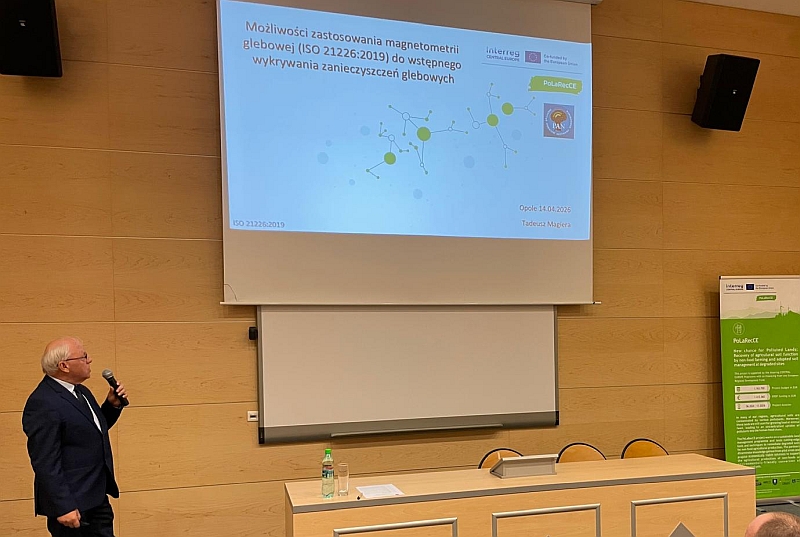 Założenia metody magnetometrii glebowej przedstawił Prof. Dr hab. Tadeusz Magiera.